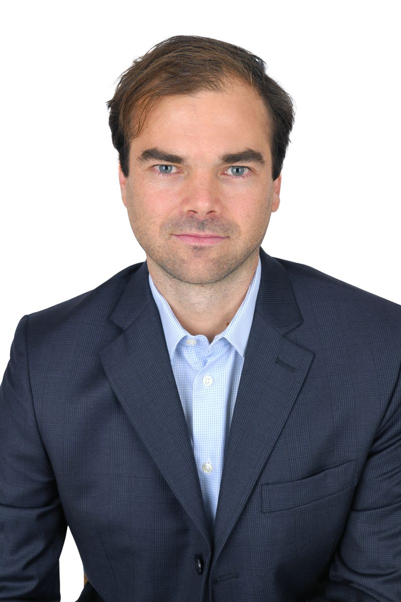 Guillaume Antier, bras croisés, en noir et blanc