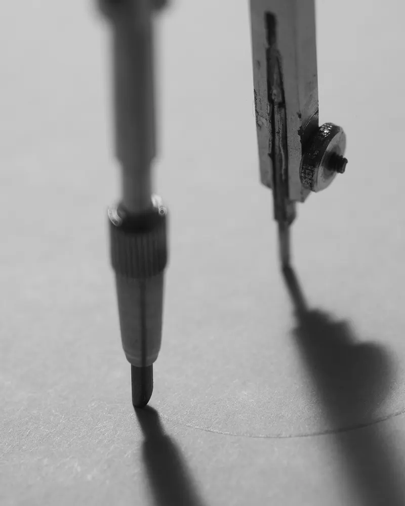 Pointes d’un compas traçant un cercle