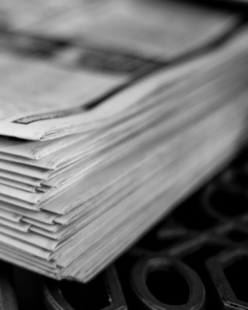Pile de journaux vue par la tranche