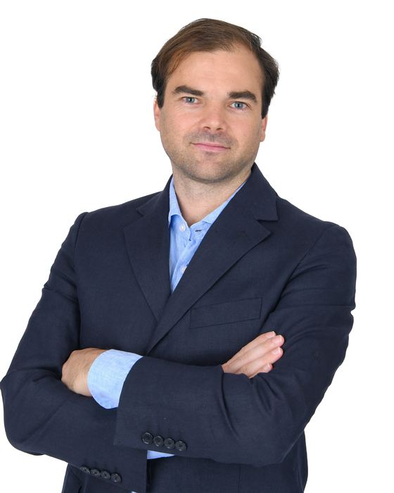 Guillaume Antier — plan taille, fond blanc