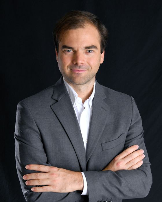 Guillaume Antier — plan taille, fond noir